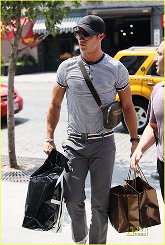 Phong cách casual giản dị của dân thể thao thường được Ronaldo sử dụng khi dạo phố