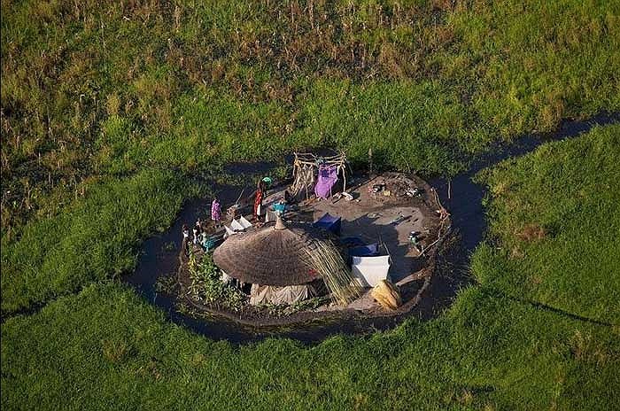 Thế nhưng vẫn có một cộng đồng đã sinh sống ở đây từ hàng nhiều thế kỷ trước, đó là những người Nilotic Nuer.