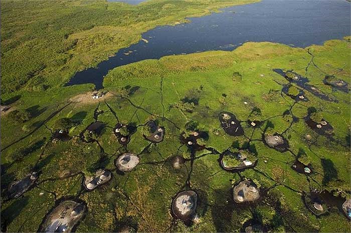 Ngôi làng nổi hình thanh nên nhờ một “mạng lưới” của các con lạch nhỏ chằng chịt, nối liền các hòn đảo với nhau.