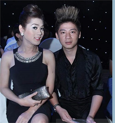 Ăn mặc khá cầu kỳ, trang điểm có phần quá đà với khuôn mặt bự phấn, Lâm Chi Khanh đánh mất vẻ đẹp tự nhiên vốn có của mình.