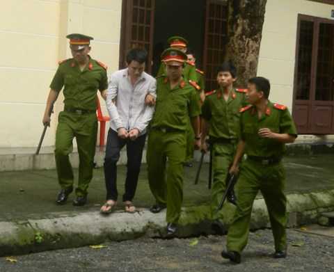  Dẫn giải Trần Hoàng Đức Huy về trại giam.