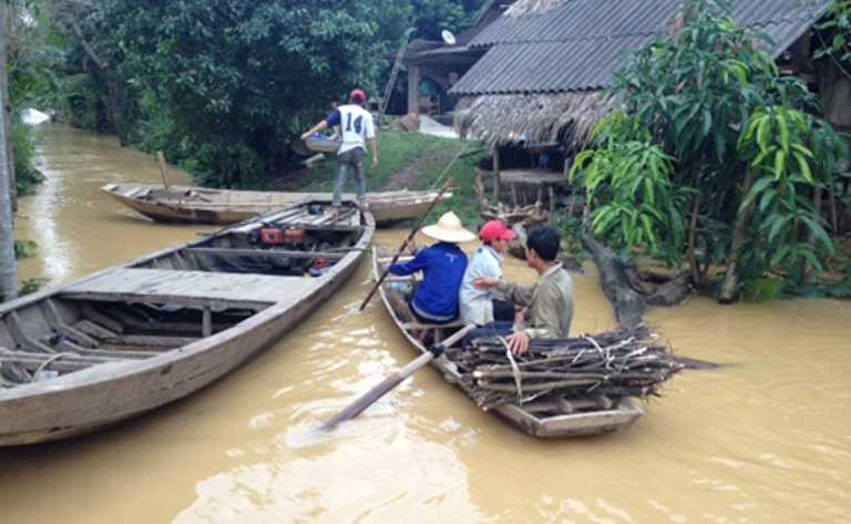 Người dân ở huyện Hương Khê phải sử dụng thuyền để đi lại. Ảnh: CATPHCM