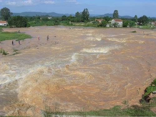 Khu vực ở thị trấn Hoàng Mai, tỉnh Nghệ An, bị ngập lụt nặng trong cơn bão số 10 vừa qua - Ảnh: NLĐ