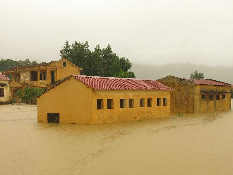 Hiện các trường học ven các con sông ở Quảng Bình đang bị ngập sâu trong nước lũ. Ảnh: GD& TĐ