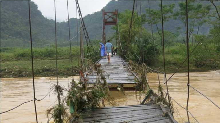  Cầu treo xã Hóa Thanh, huyện Minh Hóa (Quảng Bình) bị sập - Ảnh: TTO