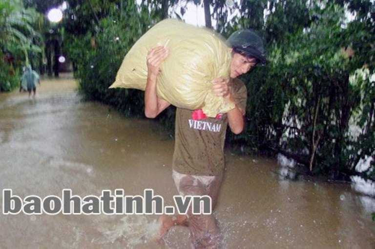 Đưa đồ đạc lên đường Hồ Chí Minh tránh lũ