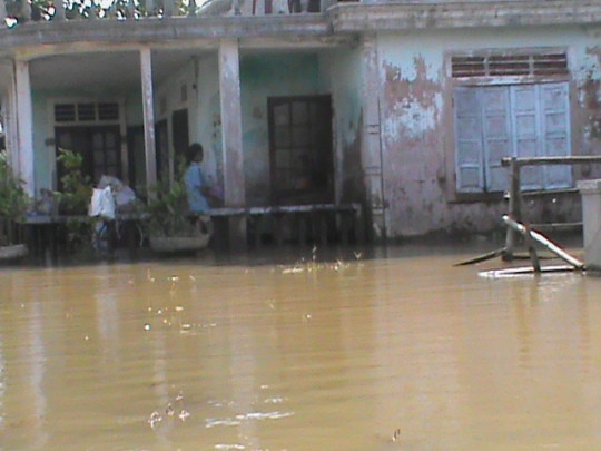 Nước lũ dâng khiến nhiều gia đình bị cô lập