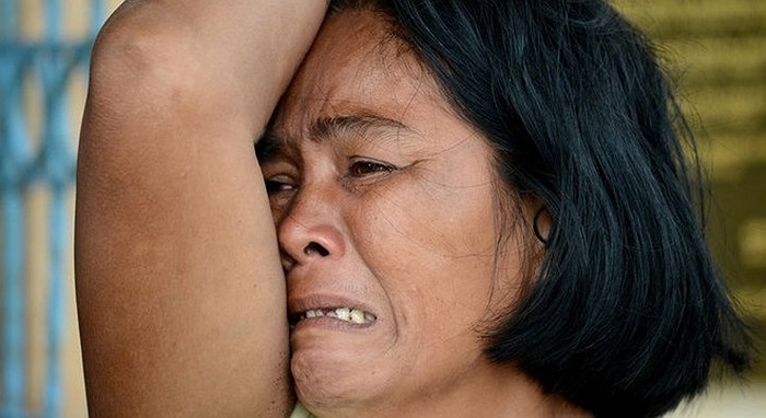 Một phụ nữ khóc thương cậu con trai xấu số thiệt mạng sau siêu bão 