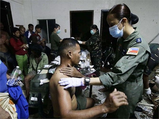 Các nạn nhân của siêu bão Haiyan đang được cứu chữa