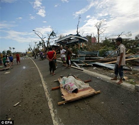Xác người nằm trên cáng chờ khiêng đi
