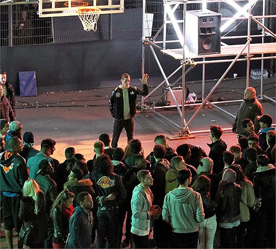 Anh tìm đến một sân bóng rổ để giao lưu cùng fan