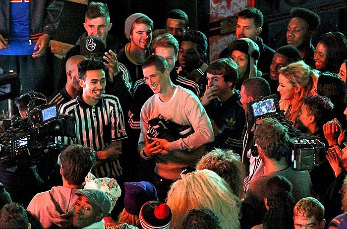 Biển người xung quanh El Nino như phát điên khi thần tượng xuất hiện