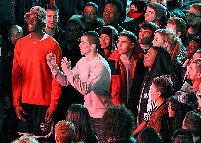 Tiền đạo người Tây Ban Nha trổ tài chơi bóng rổ bằng... chân