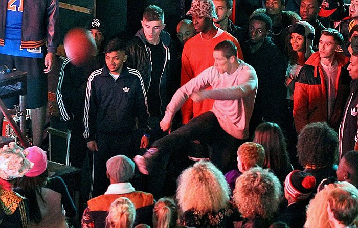 Dù nặng hơn trái bóng đá khá nhiều nhưng với kỹ thuật thượng thừa, Torres vẫn ghi điểm