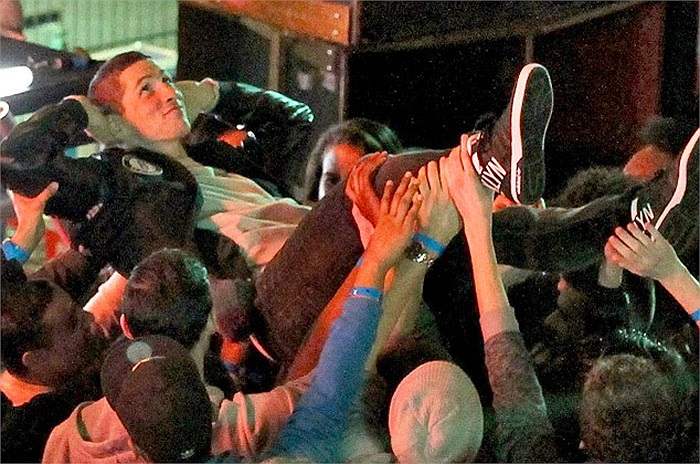 Ngay sau khi lập công, Torres ăn mừng một cách rất... nguy hiểm khi anh thả mình vào đám đông để họ chơi băng chuyền