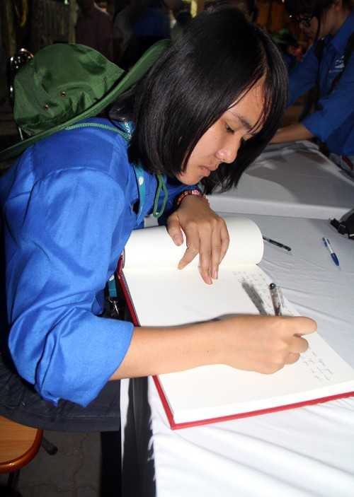 Rất nhiều bạn trẻ đến viếng đã ghi lại những dòng lưu bút xúc động trong cuốn sổ tang của Đại tướng