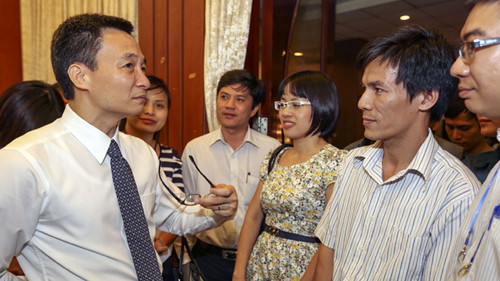  Ông Vũ Đức Đam trao đổi với báo chí tại phiên họp báo Chính phủ tháng 10/2013