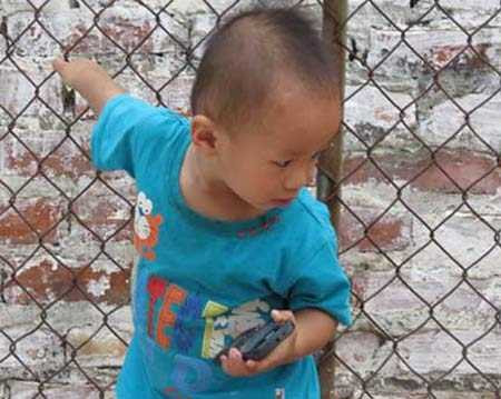 Cháu Đ.A, đứa con mà chị Nga cho biết đã mang thai 22 tháng.