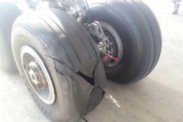 Máy bay chở 200 người nổ tung lốp khi hạ cánh