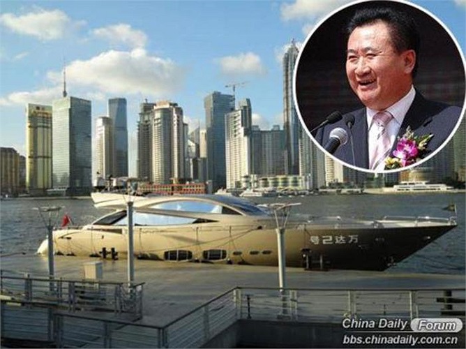 Wang Jianlin, chủ tịch Tập đoàn địa ốc Dalian Wanda, người giàu nhất Trung Quốc năm 2013, mua du thuyền Sunseeker phiên bản đặc biệt dài gần 33m này năm 2010 với giá 78 triệu tệ. 