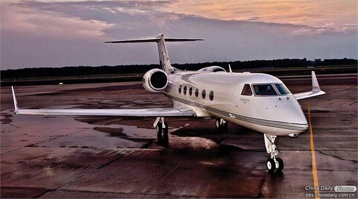 Vẻ đẹp của chiếc máy bay phản lực Gulfstream G450 trên đường băng. 