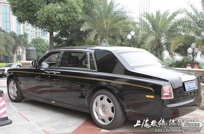 Đẳng cấp của Roll-Royce Phantom hẳn không cần bàn luận gì nhiều. 
