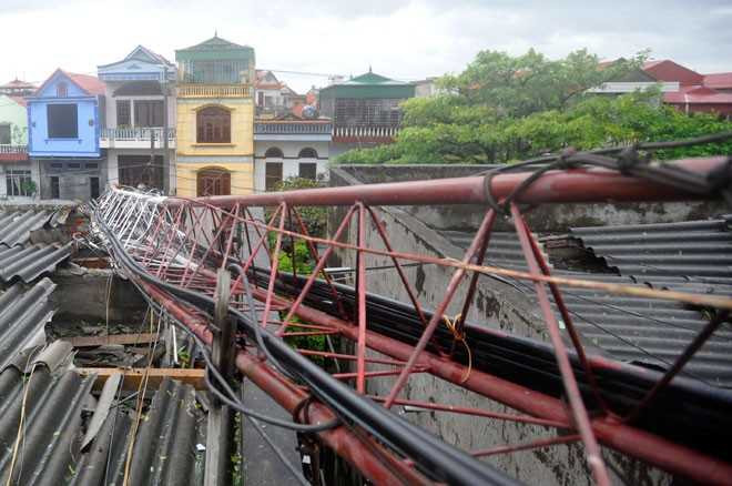 Cột phát sóng của Đài phát thanh truyền hình Uông Bí cao 52 mét bị bão quật đổ