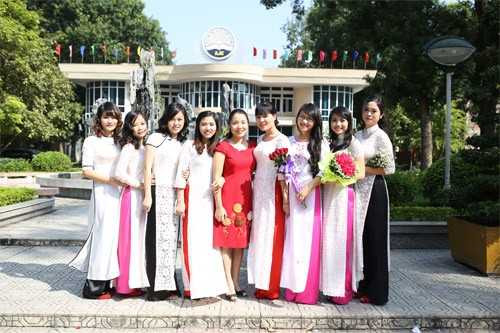 Chụp kỷ yếu là một phần không thể thiếu được trong cuộc đời sinh viên của mỗi người. (Sinh viên khoa Báo chí – Học viện Báo chí - Tuyên truyền).