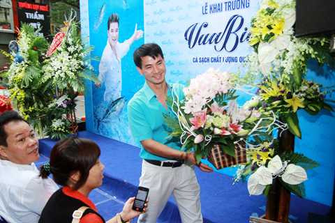 Mr Đàm khai trương Vua Biển
