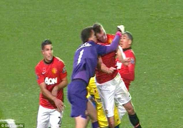 Pha va chạm của Jones và Szczesny