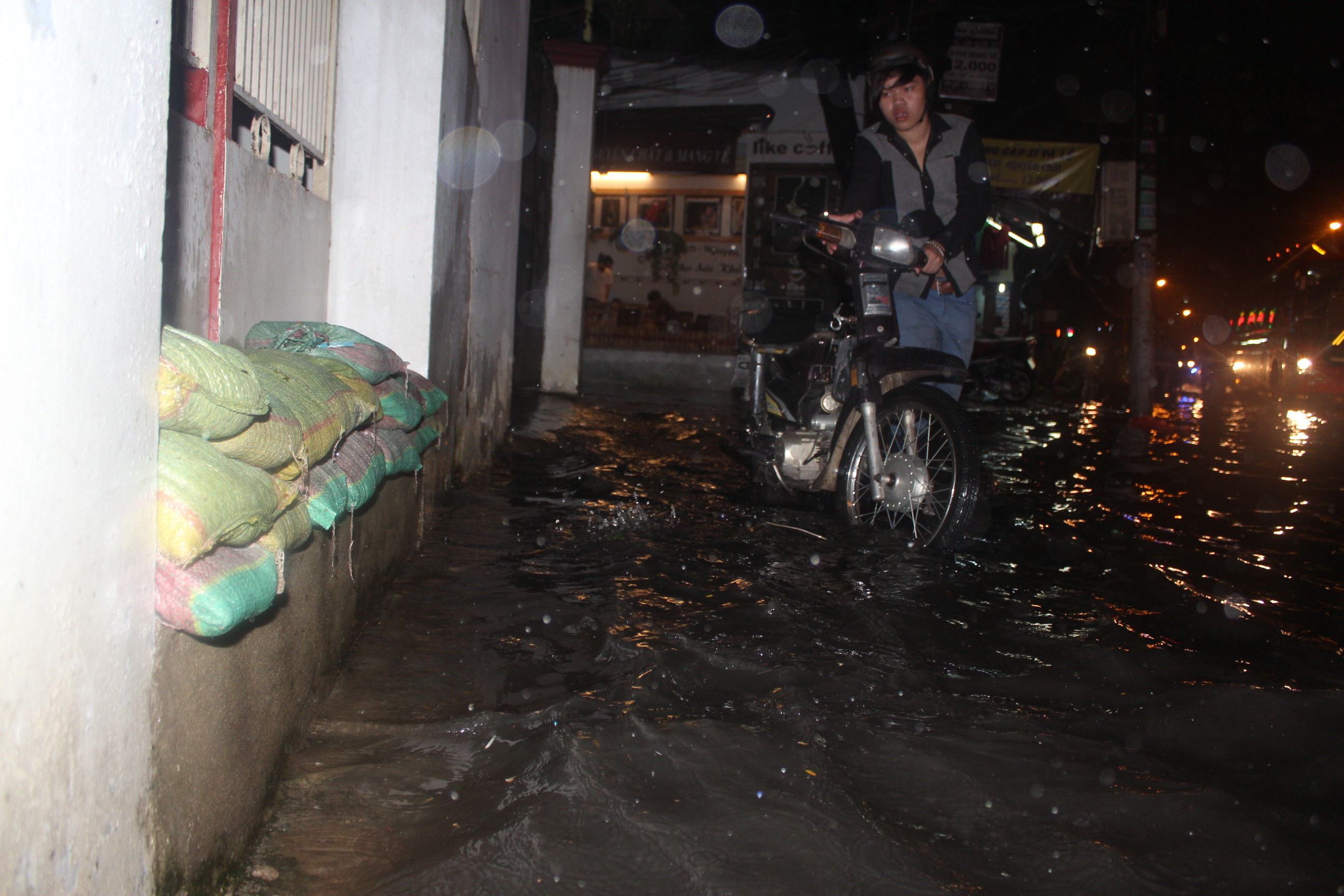 Mưa lớn cộng triều cường: Sài Gòn bị bao vây trong nước thối