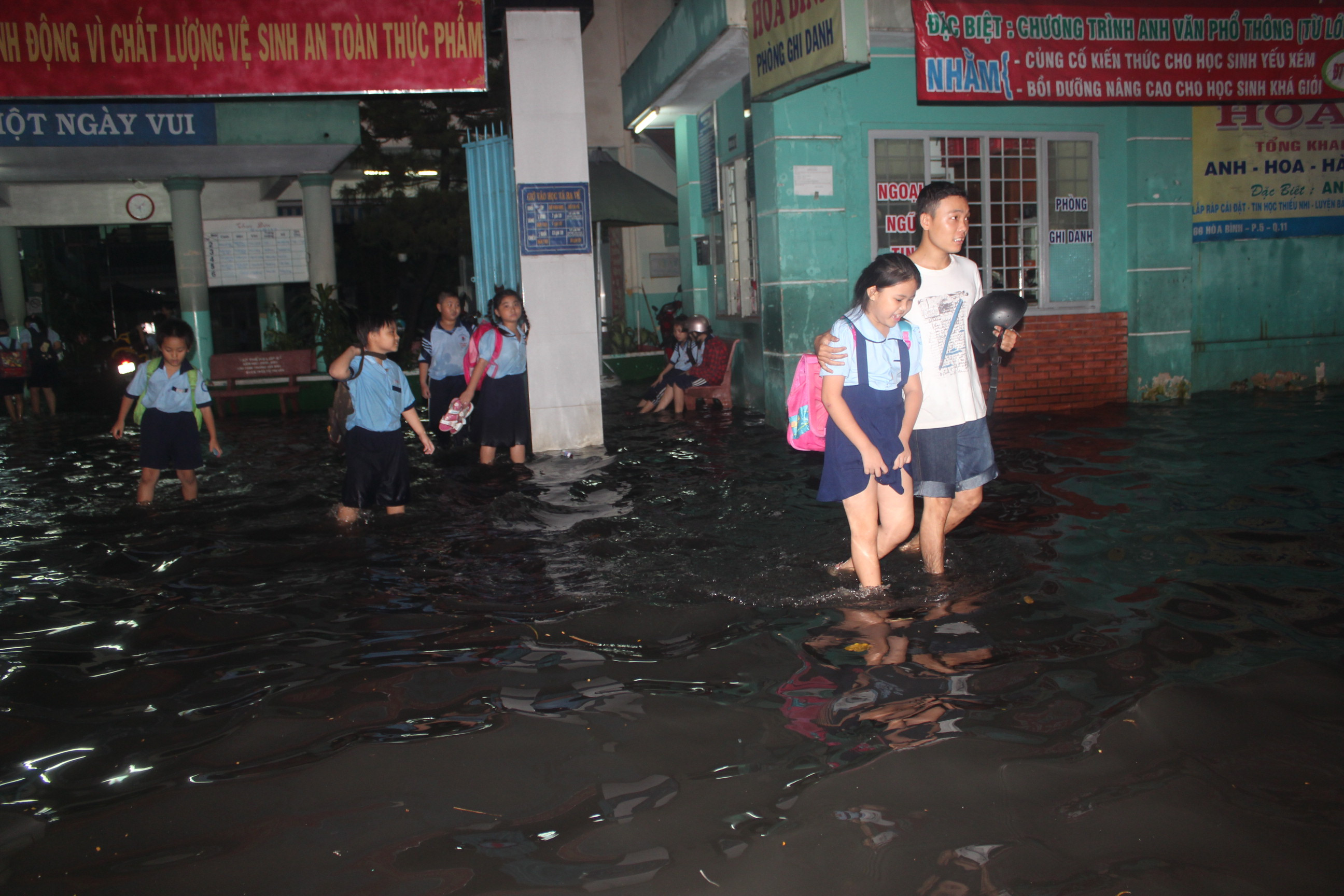 Mưa lớn cộng triều cường: Sài Gòn bị bao vây trong nước thối