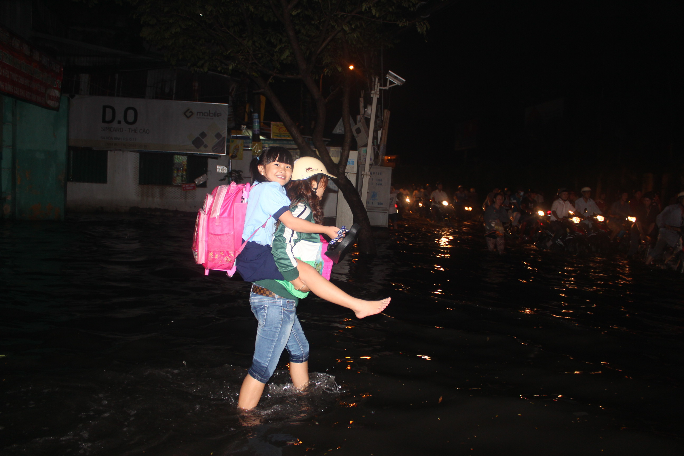 Mưa lớn cộng triều cường: Sài Gòn bị bao vây trong nước thối