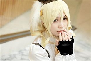 Onnies Renner là một nữ cosplayer nổi tiếng từ Thái Lan. Cô gây ấn tượng bởi hình ảnh nhân vật nữ gợi cảm, có mái tóc màu hồng, đôi mắt xanh dương.