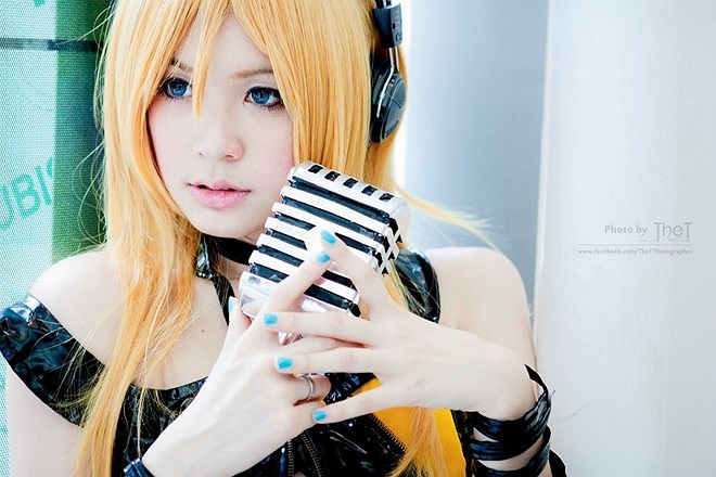 Onnies là cựu thành viên của nhóm WE, đại diện cho Thái Lan tại cuộc thi cosplay quốc tế tại AFA 2011. 