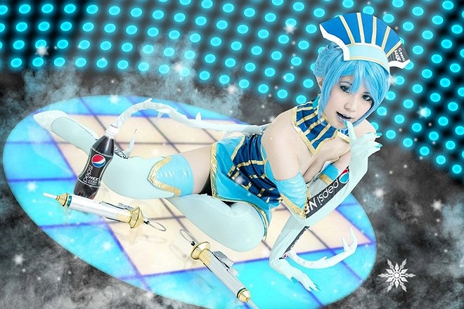 Cô có khả năng hoá thân thành các nhân vật cosplay nữ gợi cảm. 