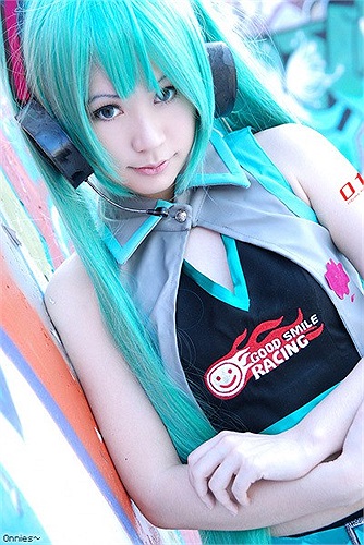  Không chỉ dừng lại ở hình ảnh nữ tính, Onnies cũng rất cá tính với mái tóc và đôi môi màu xanh. 