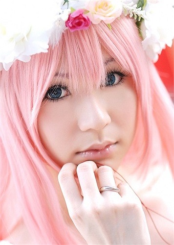 Màu sắc yêu thích của cô là: Xanh lá, đỏ, đen. 