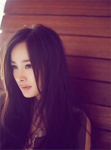 1. Dương Mịch sinh năm 1986, là một nữ diễn viên kiêm người mẫu tại Trung Quốc. Cô bắt đầu nổi tiếng với vai Quách Tương trong Thần điêu đại hiệp.