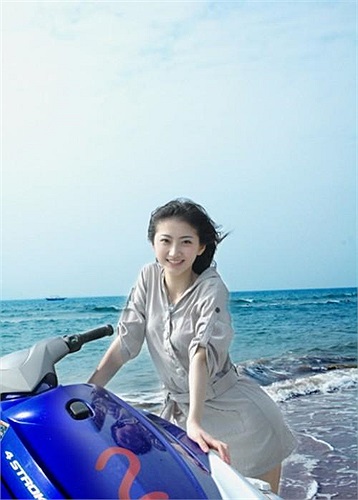 2. Cảnh Điềm sinh năm 1989, cô được gắn với danh hiệu Đệ Nhất Mỹ Nữ Bắc Kinh vì vẻ đẹp thánh thiện, ngọt ngào. Trong làng giải trí, Cảnh Điềm có tuổi nghề ít hơn hẳn các bạn diễn cùng thời, nhưng tài năng và sức hút của cô không hề kém cạnh.