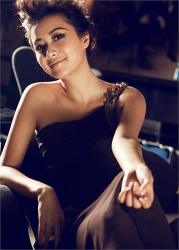 6. Từ Tĩnh Lôi , sinh năm 1974, là một nữ diễn viên, ca sĩ và đạo diễn nổi tiếng ở Trung Quốc.