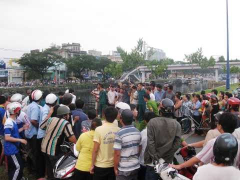 TP.HCM, kênh Tàu Hủ, thanh niên, tự tử, hét lớn, người dân