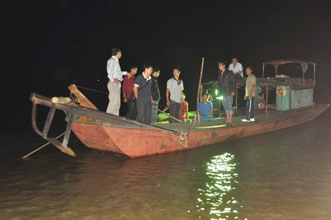 Thợ lặn tìm xác nạn nhân bị ném xuống sông trong đêm