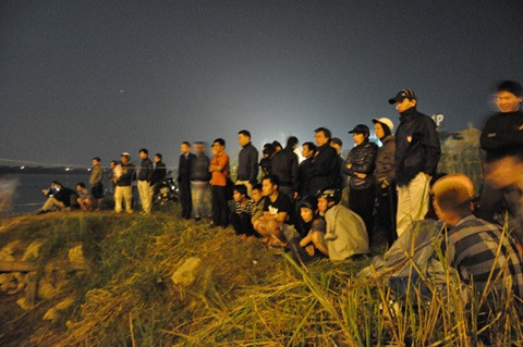 Thợ lặn tìm xác nạn nhân bị ném xuống sông trong đêm