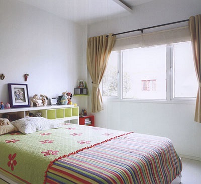 Ngôi nhà nằm khiêm tốn trên mặt bằng rộng 300m2, bởi Cẩm Vân đã quyết định dành một khoảng diện tích khá lớn cho các mảng xanh ở vườn trước, vườn sau và hồ nước bên hông nhà.