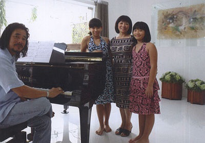 Có nhiều điều để nói về không gian bên ngoài ngôi nhà này. Như các mảng tường bằng đá bao quanh. 