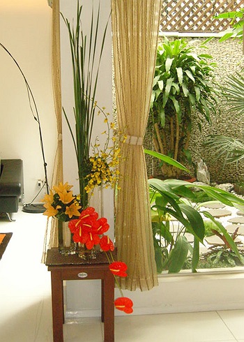 Một không gian nội thất trắng tinh, rộng thênh, nổi bật với gam màu đen – trắng tương phản. 