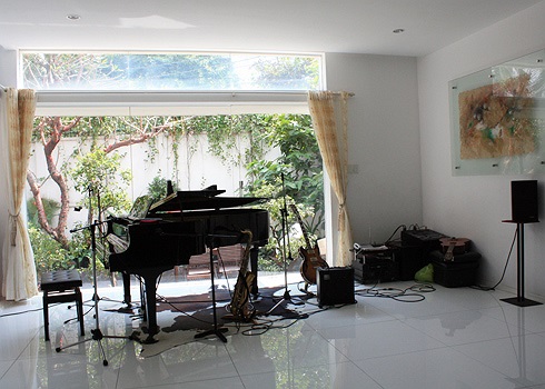 Các thiết kế khác như lan can bằng kính, hệ dây cáp treo ở lỗ thông tầng… đều cố gắng giữ cho không gian nội thất vẻ trong suốt và nét hiện đại.