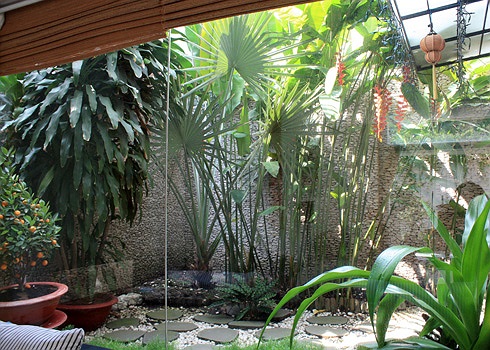 Khi được hỏi về không gian yêu thích ở nhà mình, chồng Cẩm Vân cho rằng đó là khoảng sân vườn trước nhà, nơi anh đặt sẵn bộ ghế gỗ và bàn cà phê. 