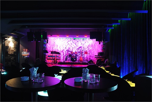 Cẩm Vân thích nhất là những buổi sáng chủ nhật, anh em nghệ sỹ tụ họp về đây ăn sáng uống cà phê và chơi nhạc ngẫu hứng với nhau.